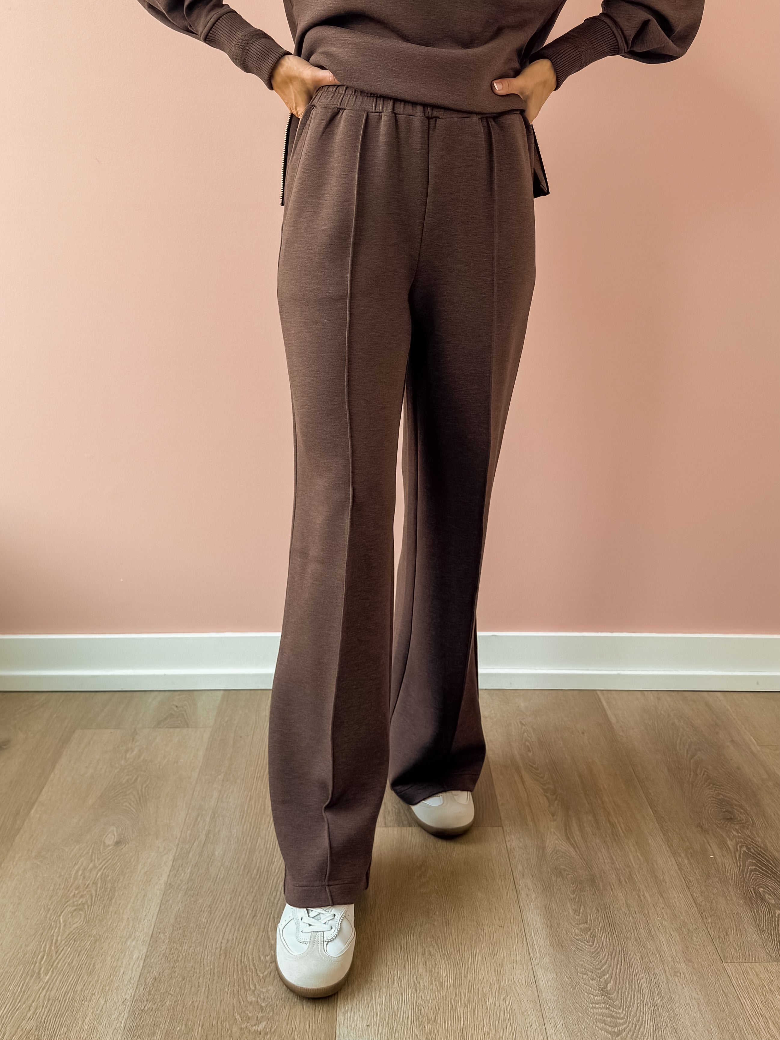 Varley The Wide Leg Pant 30'' in brown, front view of the pant.
