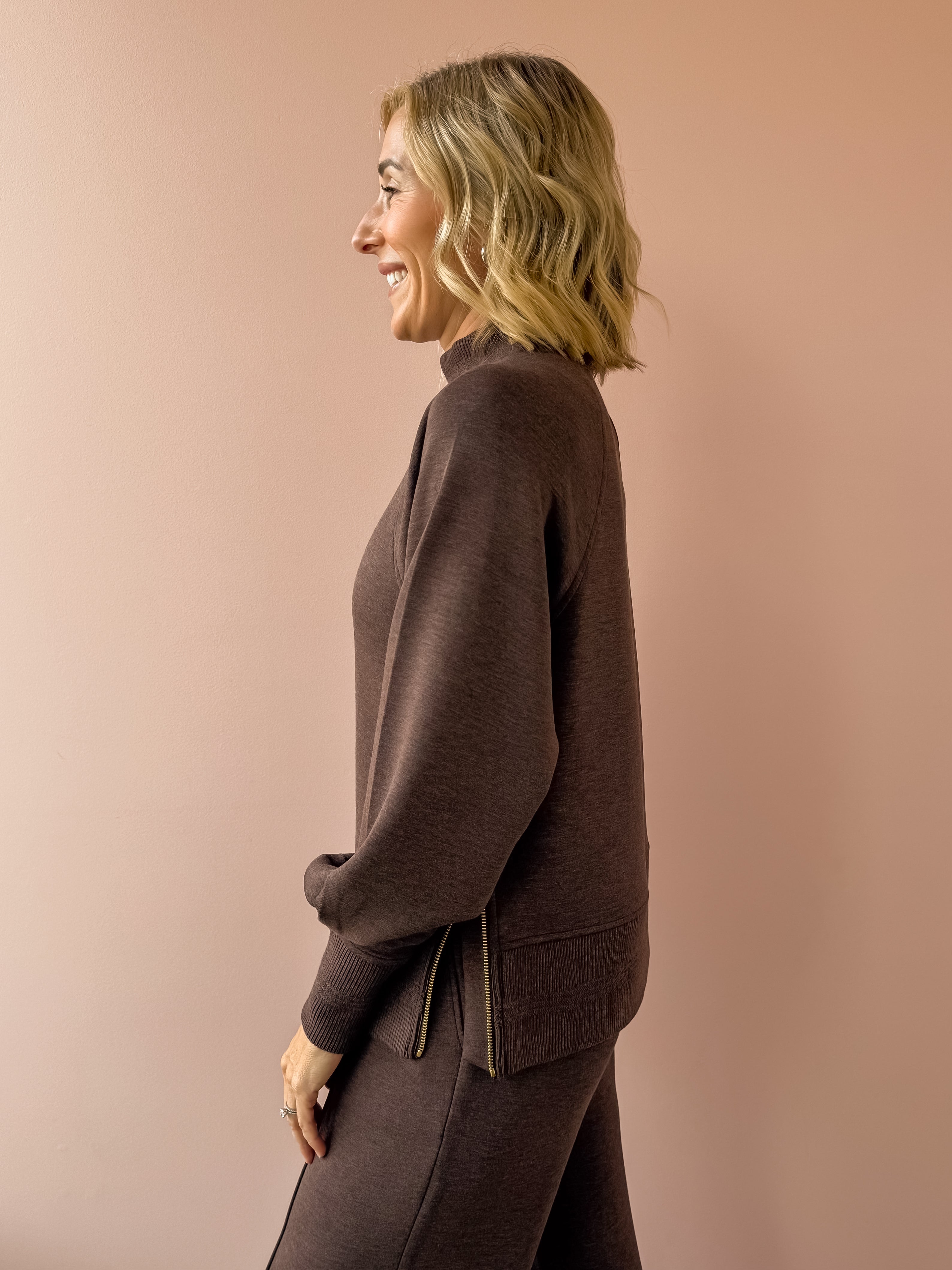 Varley Loxley Raglan Boyfriend Sweat and The Wide Leg Pant 30'' in brown, side close-up.