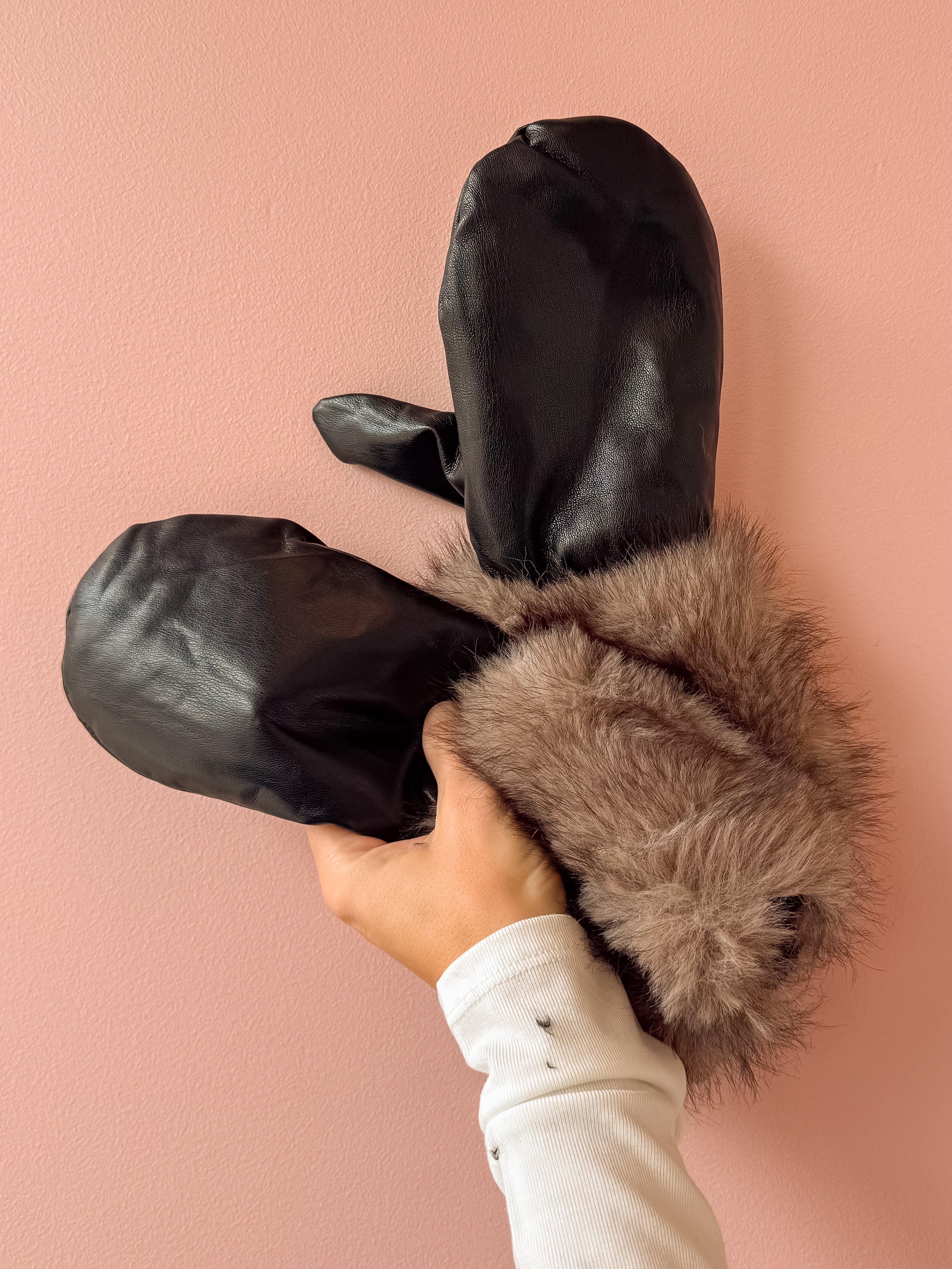 Common Knit Eloise Faux Fur Gloves in brown, close-up of the faux fur cuffs.